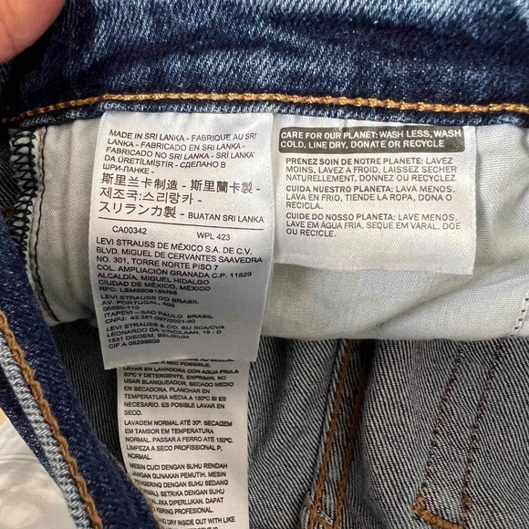 Levi's Wedgie Straight Crop Blue Jeans Distressed Raw Hem Button Fly EUC Size 28 - Picture 10 of 12